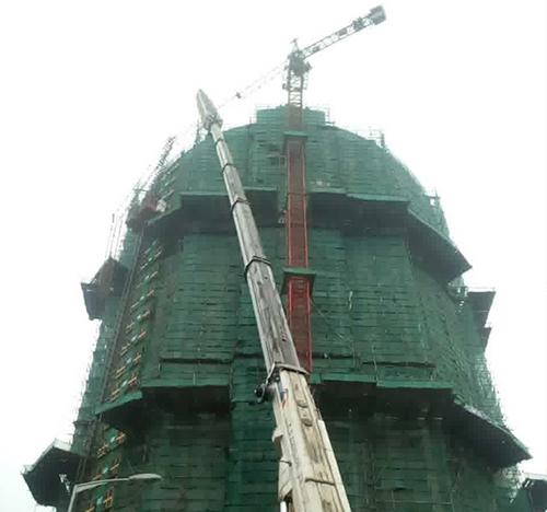 三门峡吊车在工地上作业